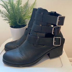 CLASSIC BLACK BOOTIES!!!!!